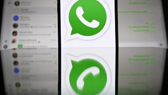 Una fotografía ilustrativa tomada el 17 de abril de 2025 muestra la web de Whatsapp en la pantalla de un ordenador portátil con un teléfono que muestra el logotipo de Whatsapp, en una propiedad residencial en Guildford, al sur de Londres. (JUSTIN TALLIS / AFP)
