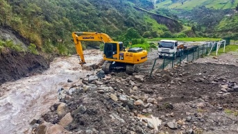 Imagen de una retroexcavadora y un camión en una comunidad de Colta, en Chimborazo. (Facebook Alcaldía de Colta)