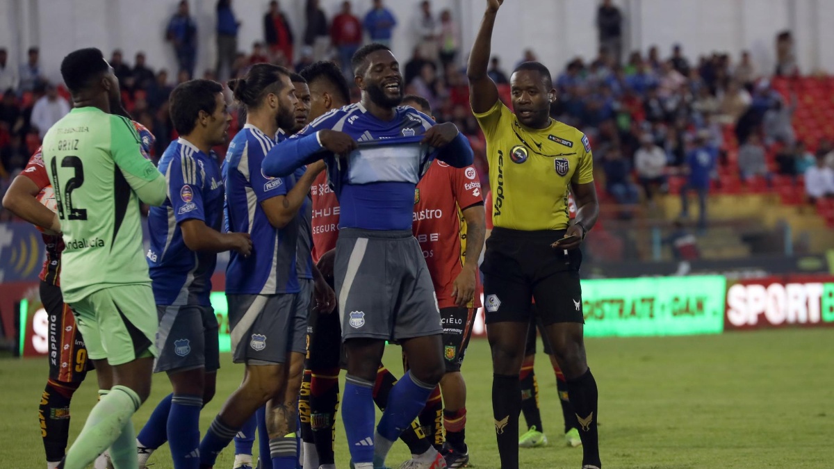 Joao Quiñónez fue expulsado por doble amarilla ante el Deportivo Cuenca. (API)