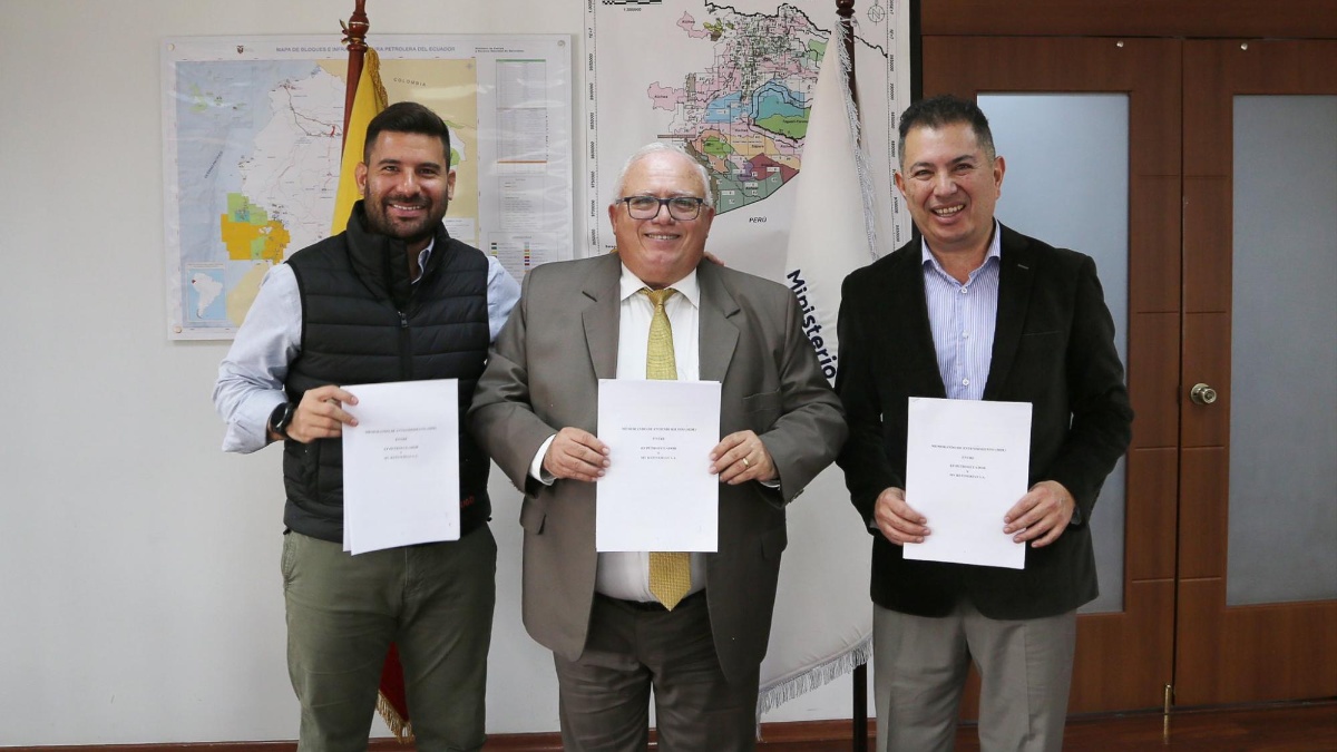 El gerente de Petroecuador, Roberto Concha; el viceministro de Hidrocarburos, Guilhermo Ferreira; y el gerente de la empresa MV Refinerías S.A., Miguel Vásquez, firmaron un memorando de entendimiento. (Ministerio de Energía)