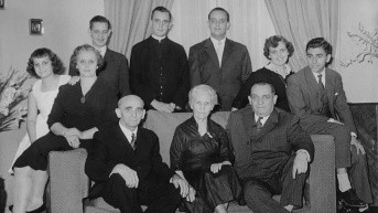 Jorge Mario Bergoglio con sus padres, abuelos y hermanos. (Internet)