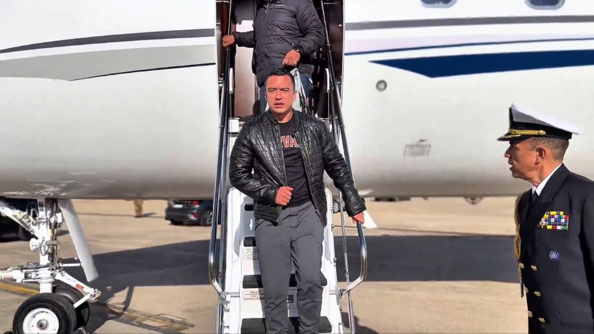 Daniel Noboa al momento del desembarque del avión. (Captura)