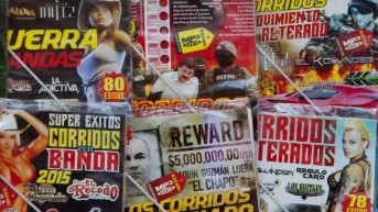 Fotografía de discos de narcocorridos, el popular género musical de México que el gobierno comenzó a prohibir. (Internet)