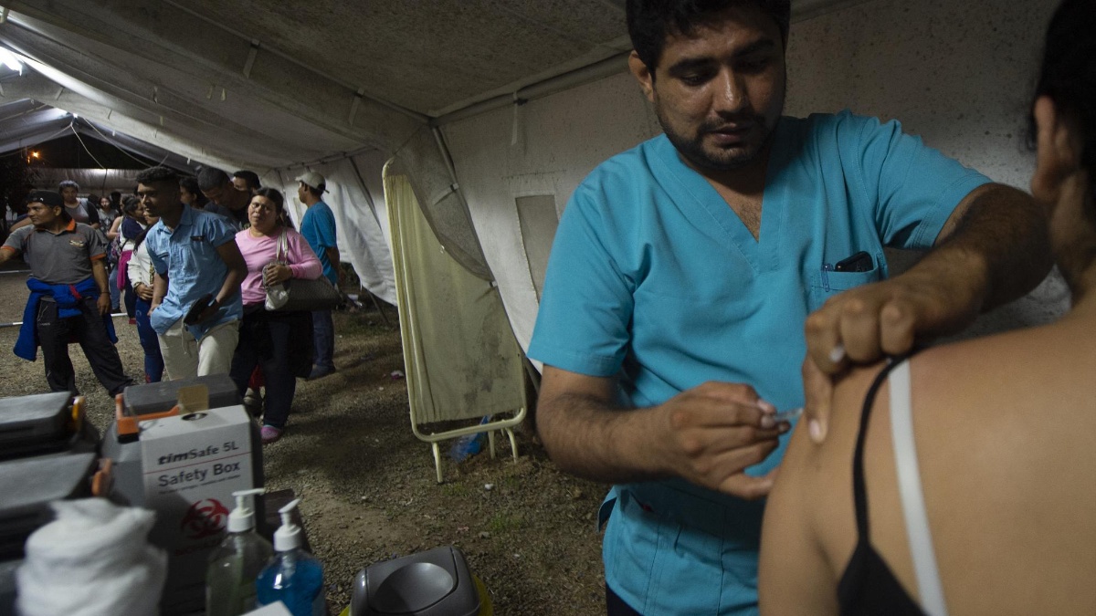 Imagen de archivo de un trabajador de la salud vacunando a una mujer contra la fiebre amarilla en Tumbes, Perú. (AFP)