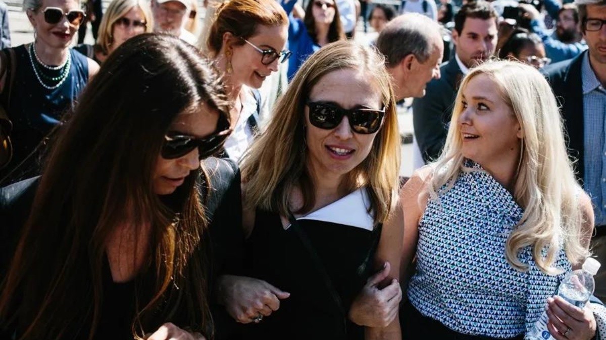 Algunas de las presuntas víctimas del fallecido financiero Jeffrey Epstein, entre ellas Virginia Roberts Giuffre. (EFE)