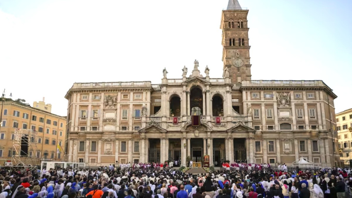 Fieles se reúnen frente a la Basílica de Santa María la Mayor, donde el papa Francisco presidió una procesión con motivo de la festividad católica de Corpus Domini (Cuerpo del Señor), en Roma, el domingo 2 de junio de 2024. (AFP)
