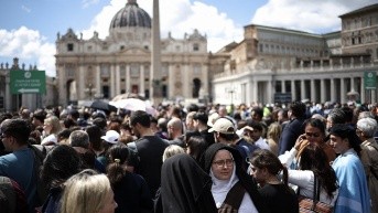 Unas monjas observan mientras hacen fila para rendir homenaje al fallecido papa Francisco, con vista a la Basílica de San Pedro del Vaticano, un día antes de su funeral, en una imagen tomada desde Roma el 25 de abril de 2025. (AFP)