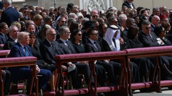 La ubicación de los asistentes se definió siguiendo el orden alfabético en francés. Noboa se sentó junto a los reyes de España. (Presidencia de la República)