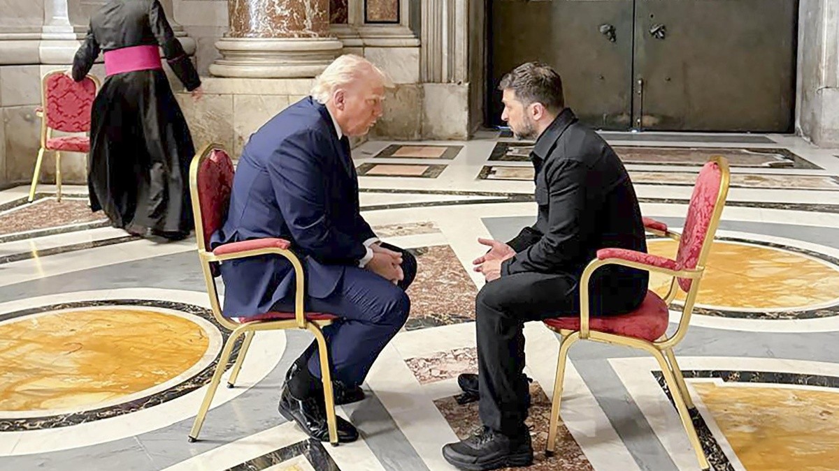 Una foto proporcionada por el Servicio de Prensa Presidencial de Ucrania muestra al presidente ucraniano Volodímir Zelensky (der.) reunido con el presidente estadounidense Donald J. Trump (izq.) en la Catedral de San Pedro antes de la misa funeral del Papa Francisco. (Foto: EFE)