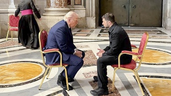 Una foto proporcionada por el Servicio de Prensa Presidencial de Ucrania muestra al presidente ucraniano Volodímir Zelensky (der.) reunido con el presidente estadounidense Donald J. Trump (izq.) en la Catedral de San Pedro antes de la misa funeral del Papa Francisco. (Foto: EFE)