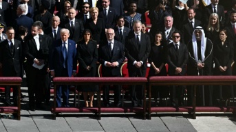 Imagen del presidente estadounidense Donald Trump, su esposa Melania Trump, el presidente estonio Alar Karis, los reyes de España Felipe VI y Letizia, el presidente Daniel Noboa y  Khaled bin Mohamed bin Zayed, príncipe heredero de Abu Dabi, en el funeral del papa Francisco. (Manden Ngal/AFP)