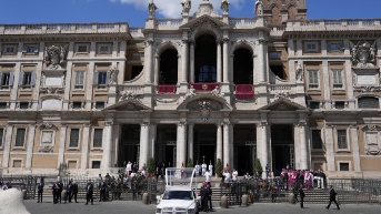 El coche fúnebre que transportaba el ataúd del difunto Papa Francisco llegó a la Basílica de Santa María la Mayor en Roma el 26 de abril de 2025. (Foto: AFP)