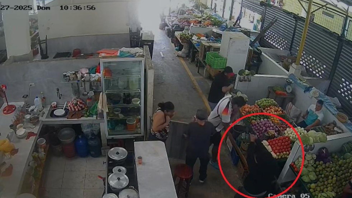 Según información preliminar, un acompañante del sicario estaba esperándolo afuera del mercado en una motocicleta. (Captura de video)