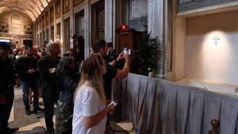 La gente visita la tumba del Papa Francisco en la Basílica Papal de Santa María la Mayor en Roma, Italia, el 27 de abril de 2025. El Papa Francisco falleció el lunes de Pascua, 21 de abril de 2025, a la edad de 88 años. (Foto: EFE)