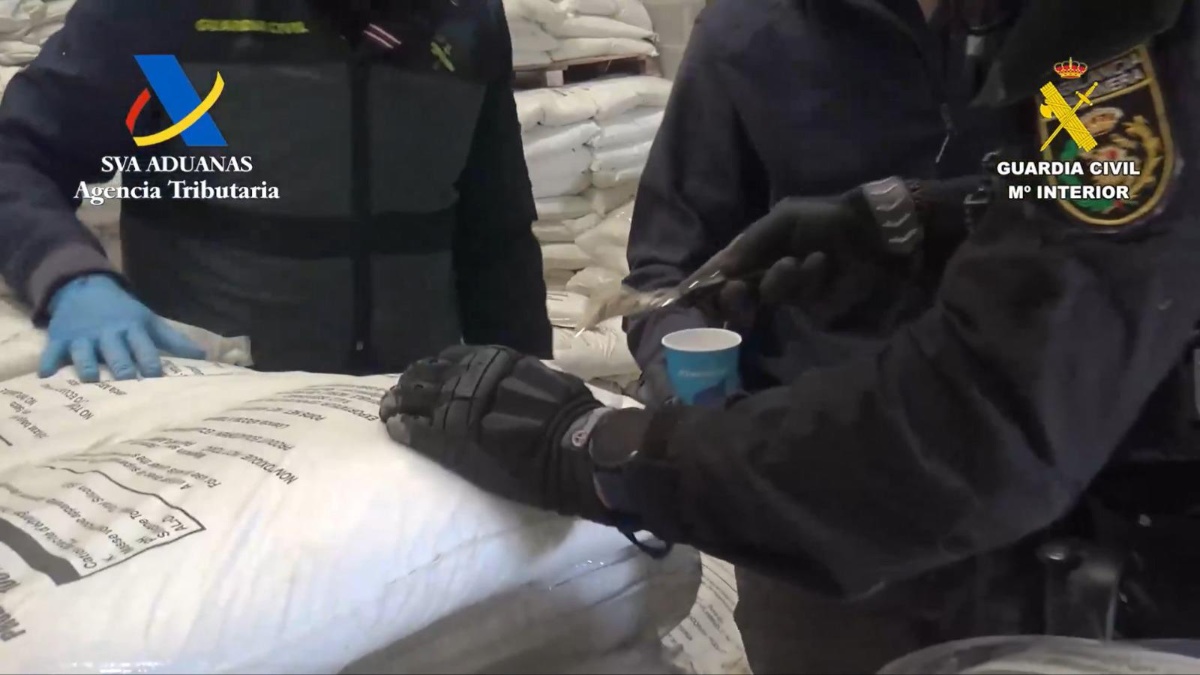 Agentes de la Guardia Civil encuentran cocaína en sacos de polvo de zeolita. (Captura)