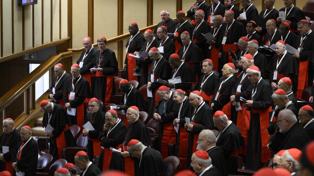 Esta foto, tomada y distribuida el 28 de abril de 2025 por los Medios del Vaticano, muestra a los cardenales durante la quinta reunión de congregación en el Vaticano. (AFP)
