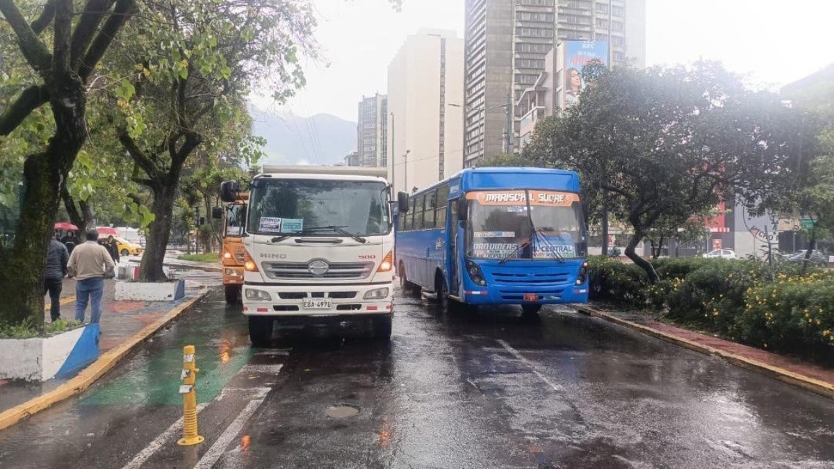 Tránsito vehicular en Quito. (AMT)