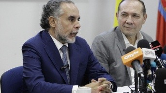 El ministro del Interior, Armando Benedetti, durante la presentación de las preguntas para el referendo promovido por el presidente colombiano Gustavo Petro en Bogotá, el 22 de abril de 2025. (AFP)