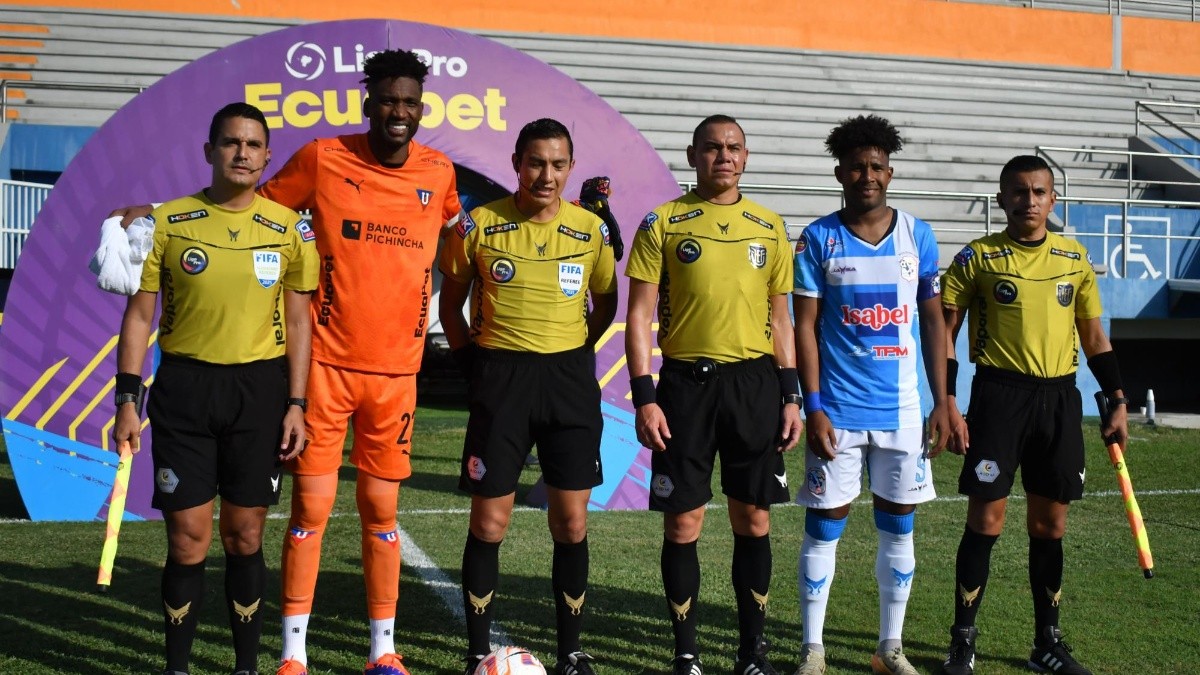 Árbitros junto Alexander Domínguez (Liga de Quito) y Daniel Valencia (Manta FC) por la fecha 10 de la LigaPro Ecuabet conectada por Xtrim (API)
