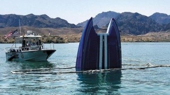 Fotografía de redes sociales sobre como terminó la lancha tras volar por los aires durante la competencia en EE. UU. (Internet)