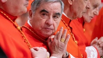 El cardenal Giovanni Angelo Becciu en la basílica de San Pedro (Internet)