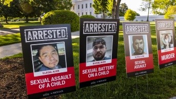 Carteles de arresto en el Césped Norte de la Casa Blanca, en Washington, DC, EE.UU. EFE/SHAWN THEW (SHAWN THEW / EFE)
