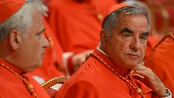 El cardenal italiano Giovanni Angelo Becciu (derecha). (AFP)