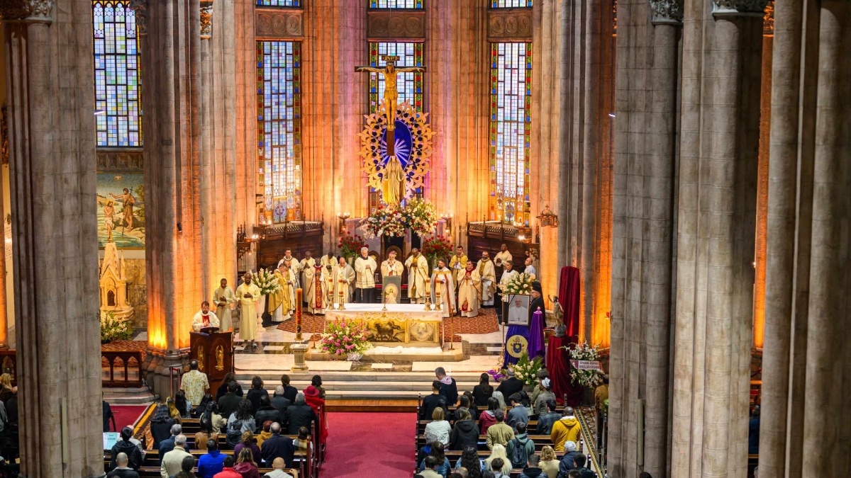 Católicos asisten a una misa en memoria del Papa Francisco en la iglesia de San Antuán de Estambul el 27 de abril de 2025. (YASIN AKGUL / AFP)