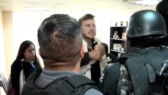 Captura de pantalla del video del allanamiento en la oficina de Augusto Verduga. (Ecuavisa)