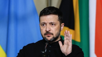 El presidente de Ucrania, Volodymyr Zelensky, hace un gesto mientras el presidente sudafricano, Cyril Ramaphosa, habla en una conferencia de prensa conjunta durante una visita oficial de Zelensky a Sudáfrica, en Union Buildings en Pretoria el 24 de abril de 2025. (PHILL MAGAKOE / AFP)