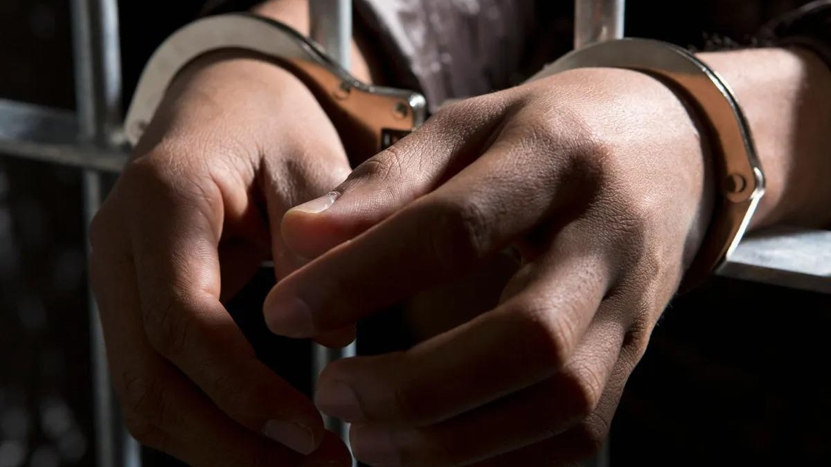 Imagen referencial de una persona con esposas (Freepik)