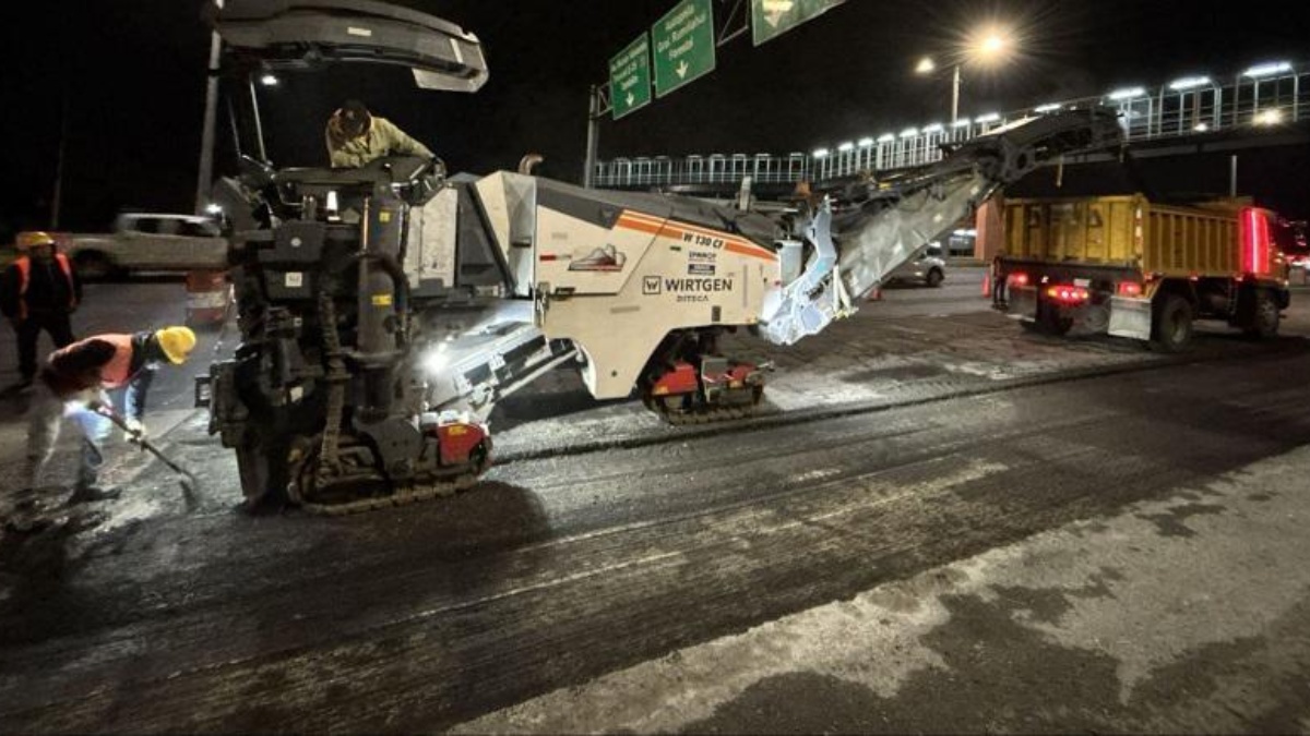 La maquinaria y obreros en la avenida Simón Bolívar. (Cortesía del Municipio de Quito)