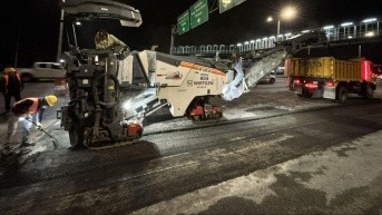 La maquinaria y obreros en la avenida Simón Bolívar. (Cortesía del Municipio de Quito)