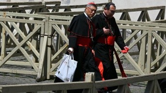 El cardenal chino Stephen Chow Sau-Yan (centro) y el cardenal japonés Tarcisio Isao Kikuchi salen del Vaticano, el 29 de abril de 2025 (AFP)