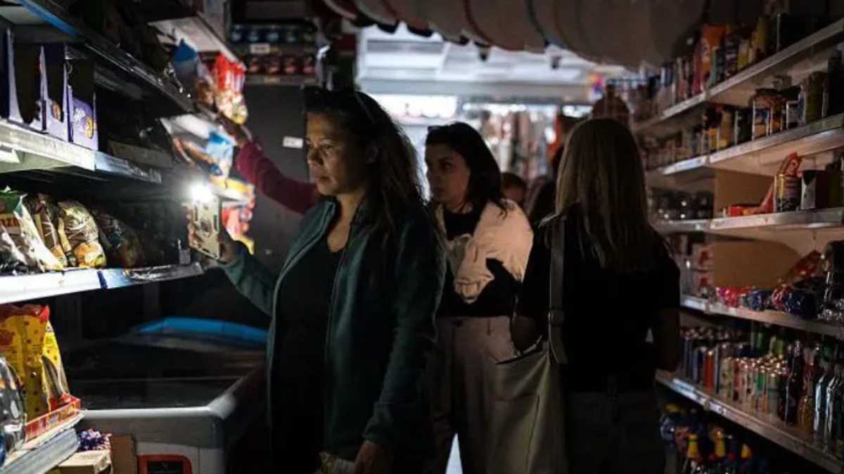 Miles de negocios se han quedado sin electricidad este lunes en la Península Ibérica. (Getty Images / BBC)