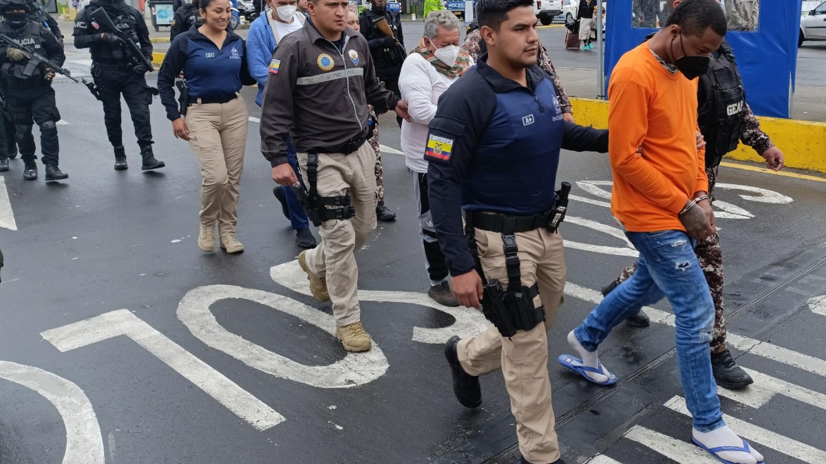 Agentes de Interpol custodian a colombianos este miércoles, en Rumichaca (Ecuador). (Xavier Montalvo / EFE)