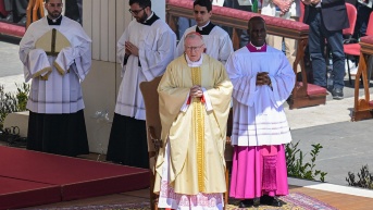 El cardenal italiano y secretario de Estado del Vaticano, Pietro Parolin (C), oficia durante una misa solemne un día después del funeral del papa Francisco, en la plaza de San Pedro del Vaticano, el 27 de abril de 2025. (AFP)