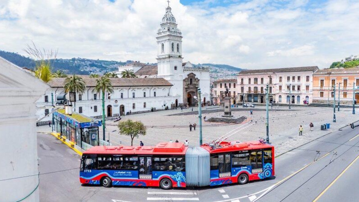 Imagen referencial de uno de los nuevos trolebuses en la Plaza de Santo Domingo. (Cortesía de Quito Informa)