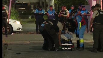 Imagen de un hombre baleado en Urdesa Central, Guayaquil. (Televistazo)