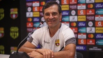 El exentrenador de Barcelona SC, Fabián Bustos, en rueda de prensa (Foto: Internet)