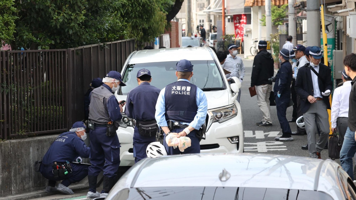 Agentes de policía investigan la escena en el distrito Nishinari de Osaka el 1 de mayo de 2025, después de que un hombre fuera arrestado por presuntamente embestir con su automóvil a siete escolares en un supuesto ataque deliberado, según informaron medios locales. (AFP)