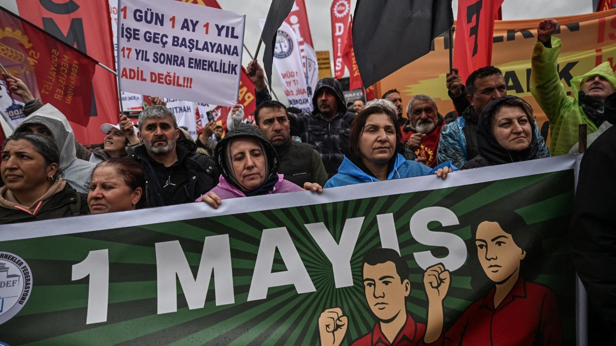 Manifestantes gritaron consignas durante una manifestación del Primero de Mayo (Día del Trabajo), en conmemoración del Día Internacional de los Trabajadores, en el distrito de Kadikoy, Estambul, el 1 de mayo de 2025. (OZAN KOSE / AFP)