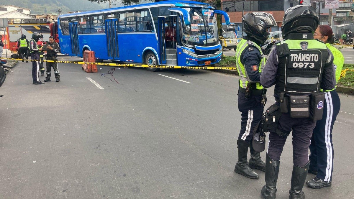 La vía se mantiene cerrada hasta las pericias respectivas. (Álex Cevallos/ECUAVISA)