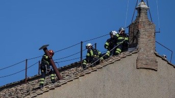 Bomberos instalando la chimenea en la Capilla Sixtina. (Foto: Internet.)