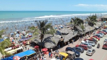 Imagen referencial de una playa ecuatoriana en un feriado. (Foto: Internet.)