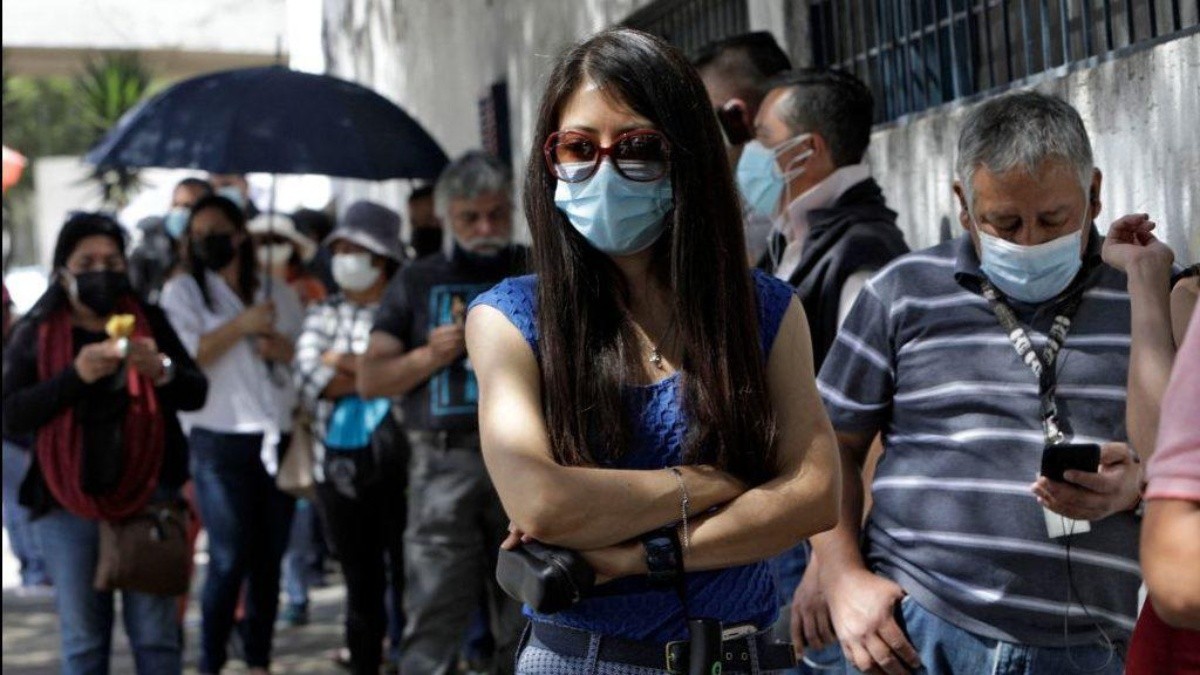 Ecuatorianos usan mascarillas para evitar contagios (CNN)