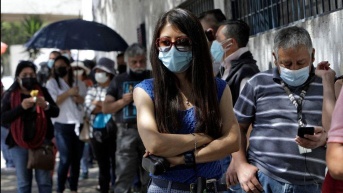 Ecuatorianos usan mascarillas para evitar contagios (CNN)