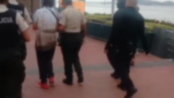 Imagen de policías que detuvieron a un hombre que fotografió a menores en el Malecón 2000. (Segura EP)