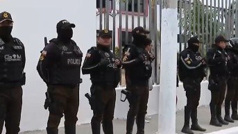 Policía fuera de los planteles eduacativos (archivo)