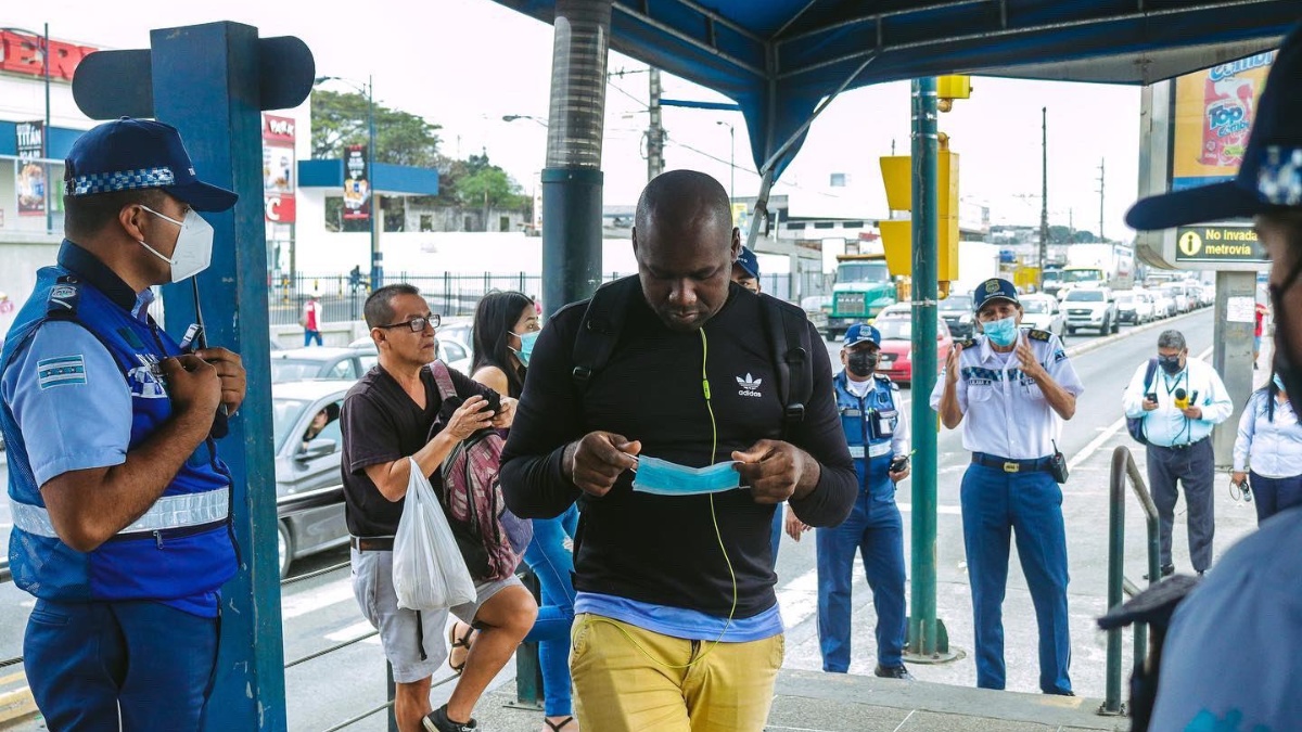 Imagen de un usuario poniéndose una mascarilla ante de ingresar a una parada de Metrovía, un sistema de transporte público de Guayaquil. (Metrovía de Guayaquil)